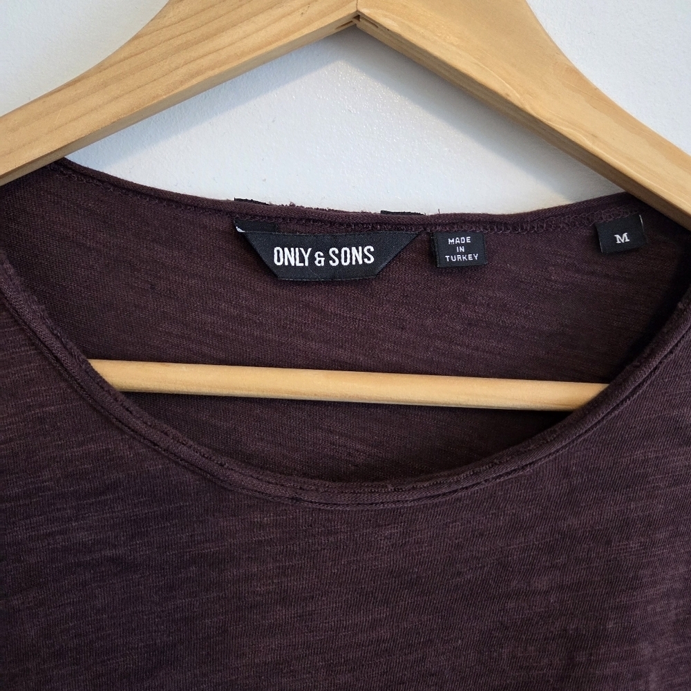 ONLY & SONS Burgundy T-Shirt Men’s Medium Cotton Made in Turkey - Picture 3 of 5